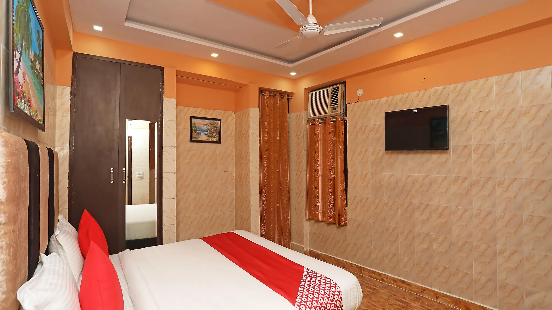 *** Hotel Oyo 22663 Qlark Rooms & Lawn Delhi  India