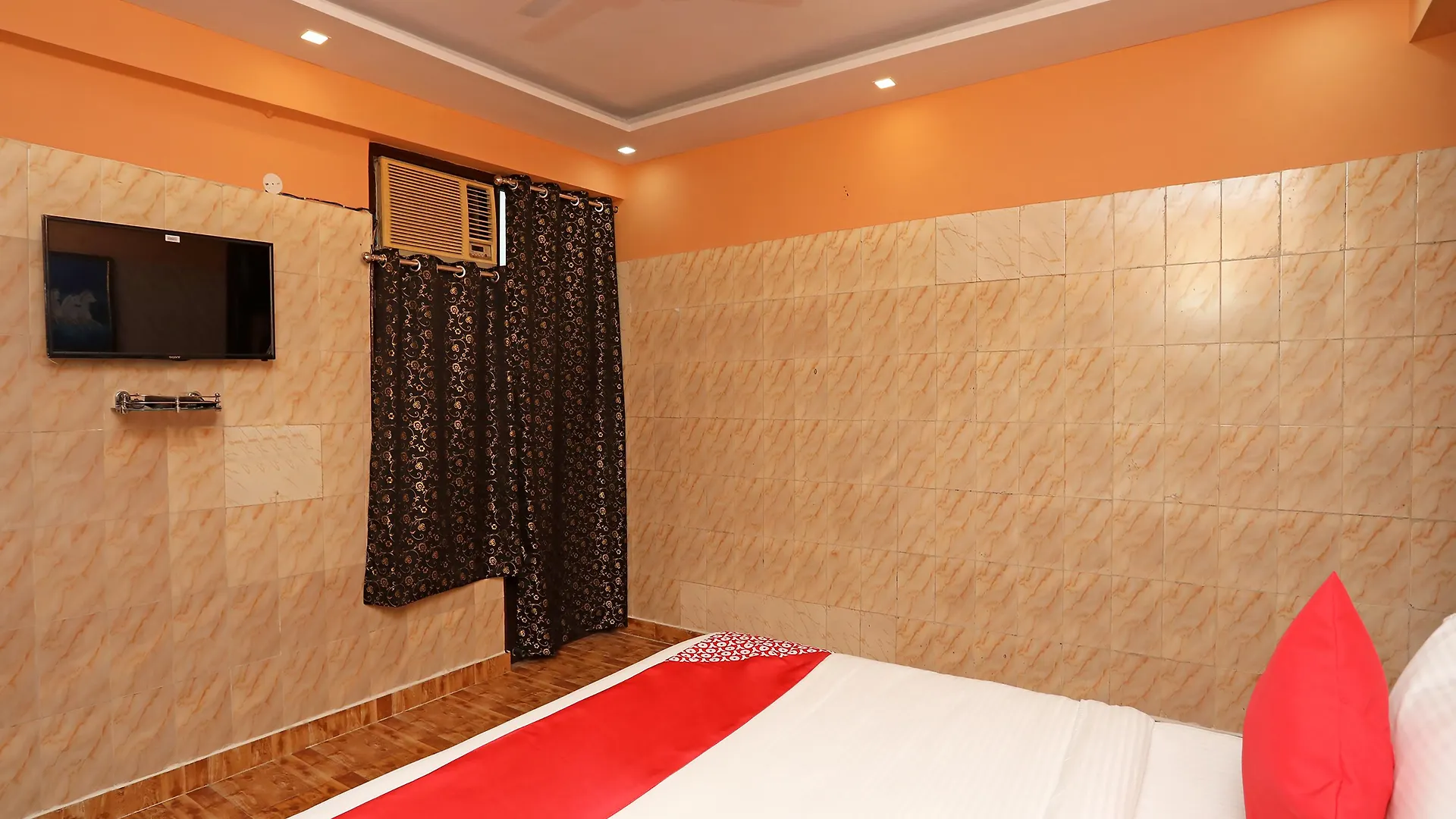 Oyo 22663 Qlark Rooms & Lawn Delhi  Delhi (National Capital Territory of India)