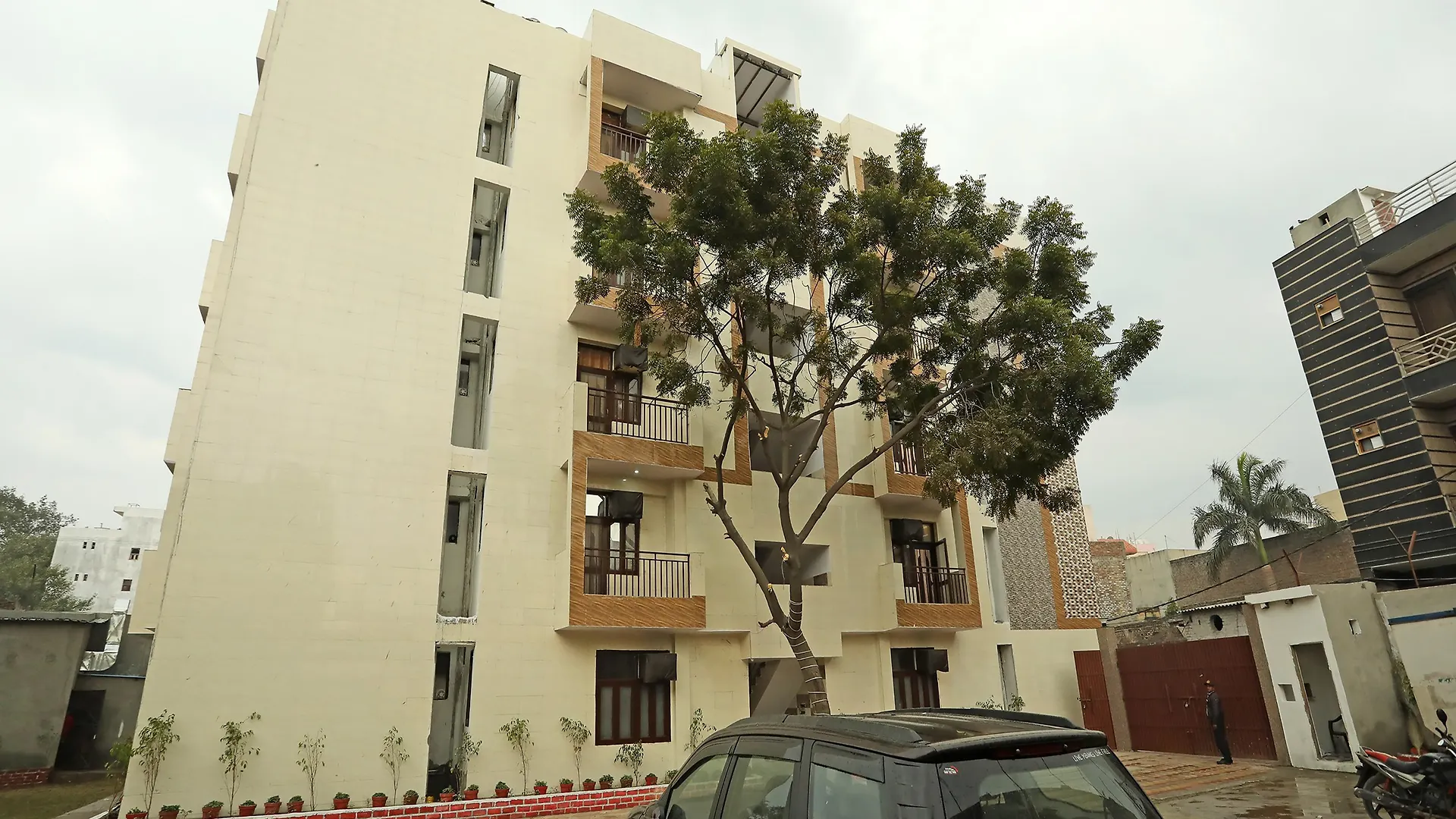 Oyo 22663 Qlark Rooms & Lawn Delhi  Hotel