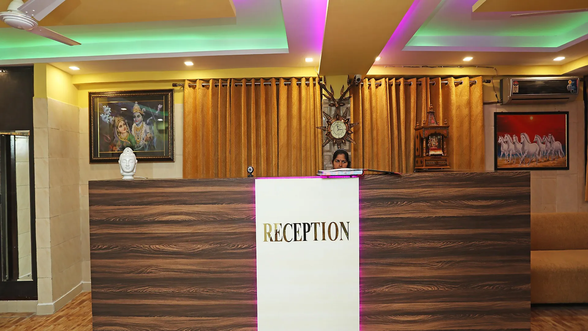*** Hotel Oyo 22663 Qlark Rooms & Lawn Delhi  India